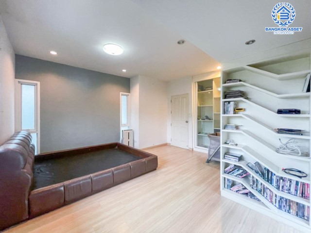 *****บ้านแฝดมือสอง ม.บ้านต้นไม้ ดอนเมือง-เทิดราชัน เนื้อที่ 40.6 ตร.ว. มาพร้อมฟังก์ชัน 3 ห้องนอน 3 ห้องน้ำ บ้านสวยพร้อมเข้าอยู่ ต่อเติมเต็มทั้งหลัง *แถมเครื่องปรับอากาศ 1 เครื่องและเครื่องปรับปรับอากาศ 1 เครื่อง บนทำเลเชื่อมต่อถนนหลายเส้นทาง และทางด่วน "ศรีสมาน"